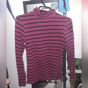 ✨️4/$10✨️Sz.small 🐢 turtle neck Striped red and black long sleeve